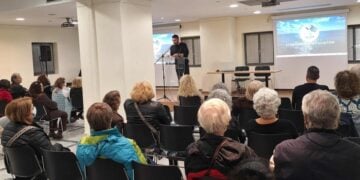 Στιγμιότυπο από την προβολή προηγούμενου επεισοδίου του ντοκιμαντέρ «Τα παιδιά του πολέμου» (φωτ.: facebook/Σύνδεσμος Μικρασιατών Ν. Φιλαδέλφειας - Ν. Χαλκηδόνας)