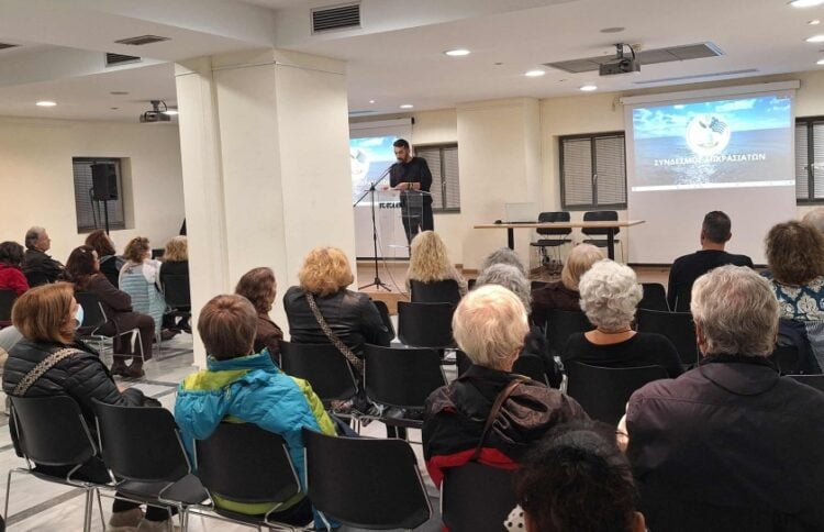 Στιγμιότυπο από την προβολή προηγούμενου επεισοδίου του ντοκιμαντέρ «Τα παιδιά του πολέμου» (φωτ.: facebook/Σύνδεσμος Μικρασιατών Ν. Φιλαδέλφειας - Ν. Χαλκηδόνας)