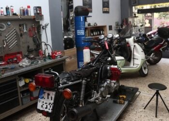 Η ψηφιακή κάρτα εργασίας εφαρμόζεται πλέον και σε συνεργεία μοτοσυκλετών (φωτ. αρχείου: EUROKINISSI/Χρήστος Μπόνης)