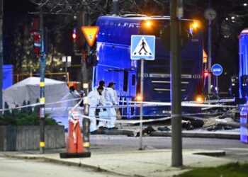 Αστυνομικοί της Σήμανσης εξετάζουν το σημείο του δυστυχήματος σε κεντρικό δρόμο της Στοκχόλμης (φωτ.: EPA/Claudio Bresciani/ΤΤ)