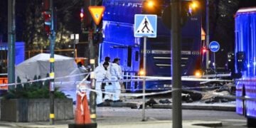 Αστυνομικοί της Σήμανσης εξετάζουν το σημείο του δυστυχήματος σε κεντρικό δρόμο της Στοκχόλμης (φωτ.: EPA/Claudio Bresciani/ΤΤ)