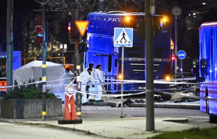 Αστυνομικοί της Σήμανσης εξετάζουν το σημείο του δυστυχήματος σε κεντρικό δρόμο της Στοκχόλμης (φωτ.: EPA/Claudio Bresciani/ΤΤ)