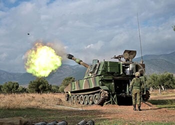 Εκπαιδευτική βολή στο Πεδίο Βολής Μεγάρων (φωτ.: Γραφείο Τύπου ΓΕΣ)