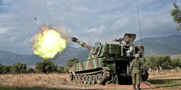 Εκπαιδευτική βολή στο Πεδίο Βολής Μεγάρων (φωτ.: Γραφείο Τύπου ΓΕΣ)