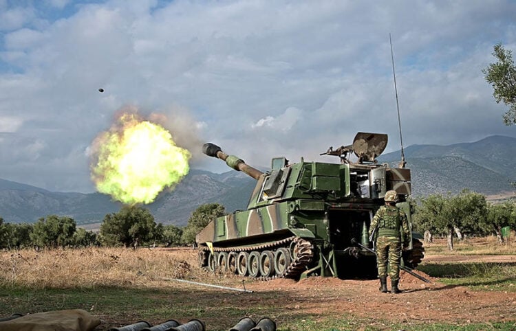 Εκπαιδευτική βολή στο Πεδίο Βολής Μεγάρων (φωτ.: Γραφείο Τύπου ΓΕΣ)