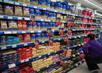 Στο διάδρομο με τα ζυμαρικά, σε σουπερμάρκετ (φωτ.: EUROKINISSI / Τατιάνα Μπόλαρη)