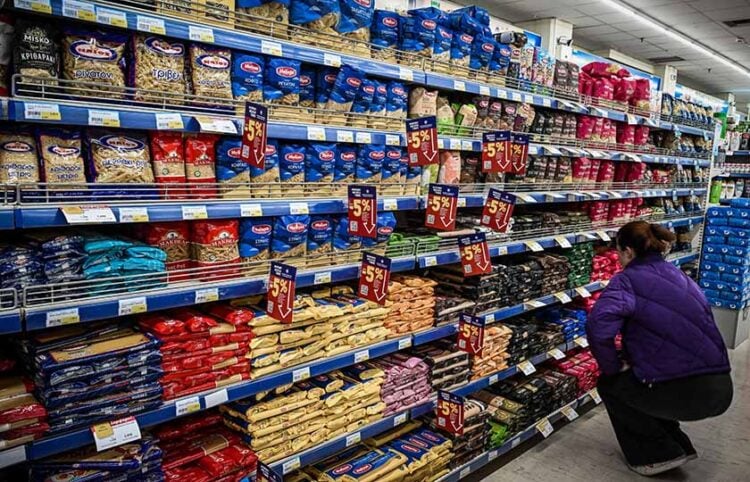 Στο διάδρομο με τα ζυμαρικά, σε σουπερμάρκετ (φωτ.: EUROKINISSI / Τατιάνα Μπόλαρη)