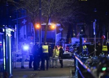 Αστυνομικοί και μέλη σωστικών συνεργείων το απόγευμα της Παρασκευής στο σημείο του δυστυχήματος (φωτ.: EPA/Henrik Montgomery/TT)