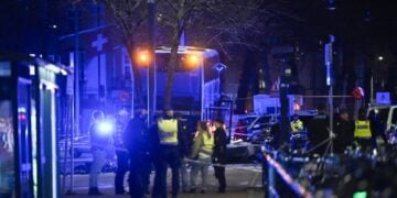 Αστυνομικοί και μέλη σωστικών συνεργείων το απόγευμα της Παρασκευής στο σημείο του δυστυχήματος (φωτ.: EPA/Henrik Montgomery/TT)