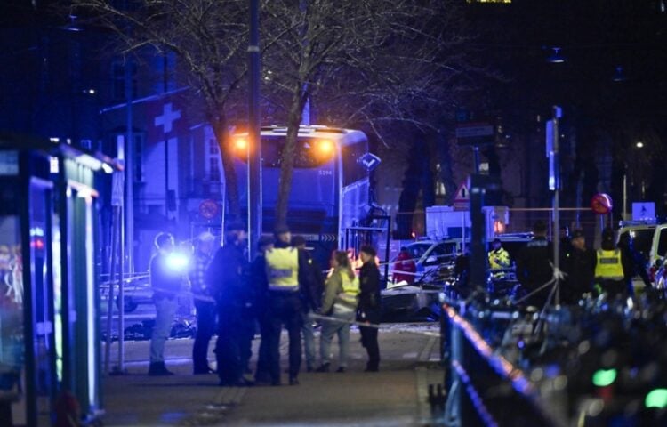 Αστυνομικοί και μέλη σωστικών συνεργείων το απόγευμα της Παρασκευής στο σημείο του δυστυχήματος (φωτ.: EPA/Henrik Montgomery/TT)