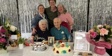 Ο Κρις και η Νίκη Μπακοπούλου με δύο από τις κόρες τους κι έναν από τους εγγονούς τους στη διάρκεια του εορτασμού για την πλατινένια επέτειο του γάμου τους (φωτ.: The Greek Herald)