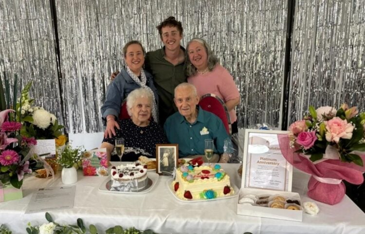 Ο Κρις και η Νίκη Μπακοπούλου με δύο από τις κόρες τους κι έναν από τους εγγονούς τους στη διάρκεια του εορτασμού για την πλατινένια επέτειο του γάμου τους (φωτ.: The Greek Herald)