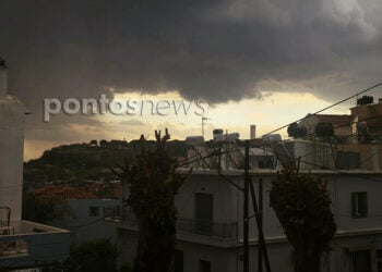 Η κακοκαιρία πάνω από την πόλη της Μυτιλήνης (φωτ.: pontosnews.gr)