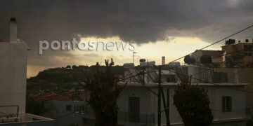 Η κακοκαιρία πάνω από την πόλη της Μυτιλήνης (φωτ.: pontosnews.gr)