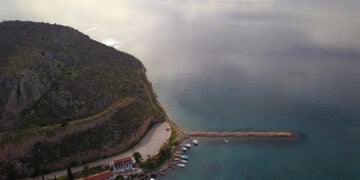 Έντονη συννεφιά με ομίχλη στην πόλη του Ναυπλίου, Τρίτη 18 Νοεμβρίου 2025 (φωτ.: ΑΠΕ-ΜΠΕ / Ευάγγελος Μπουγιώτης)