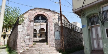 Η εξωτερική είσοδος του Ταξιάρχη. Το καμπαναριό που έστεκε πάνω από αυτήν κατεδαφίστηκε (φωτ.: Στρατής Μπαλάσκας)