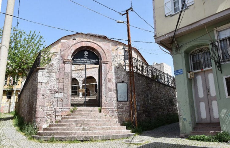 Η εξωτερική είσοδος του Ταξιάρχη. Το καμπαναριό που έστεκε πάνω από αυτήν κατεδαφίστηκε (φωτ.: Στρατής Μπαλάσκας)