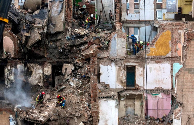 Την ώρα που συζειτείται το σχέδιο Τραμπ, οι ρωσικές επιθέσεις συνεχίζονται (φωτ.: EPA / Maxym Marusenko)