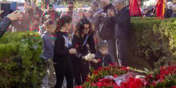 Κατάθεση στεφάνων για την 52η επέτειο από την εξέγερση του Πολυτεχνείου στη Θεσσαλονίκη (φωτ.: ΜΟΤΙΟΝΤΕΑΜ / Βασίλης Βερβερίδης)