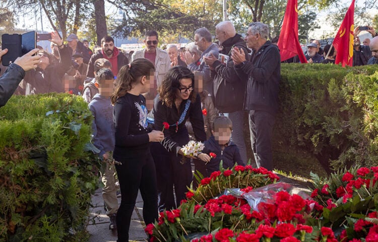 Κατάθεση στεφάνων για την 52η επέτειο από την εξέγερση του Πολυτεχνείου στη Θεσσαλονίκη (φωτ.: ΜΟΤΙΟΝΤΕΑΜ / Βασίλης Βερβερίδης)