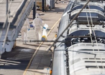 Στελέχη της Σήμανσης διακρίνονται να εργάζονται στον συρμό όπου σημειώθηκε η αιματηρή επίθεση (φωτ.: EPA/Tayfun Salci)