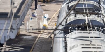 Στελέχη της Σήμανσης διακρίνονται να εργάζονται στον συρμό όπου σημειώθηκε η αιματηρή επίθεση (φωτ.: EPA/Tayfun Salci)