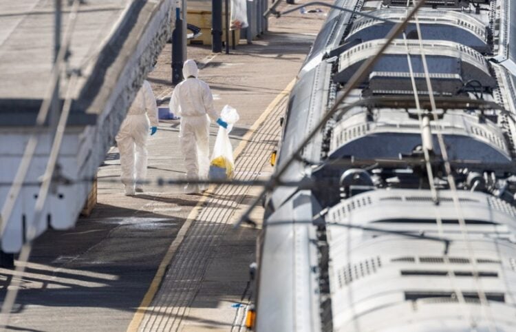 Στελέχη της Σήμανσης διακρίνονται να εργάζονται στον συρμό όπου σημειώθηκε η αιματηρή επίθεση (φωτ.: EPA/Tayfun Salci)