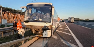 Το λεωφορείο που προσέκρουσε στις μπάρες στο ύψος της Υλίκης (φωτ.: Lamiareport.gr / Δημήτρης Κωνσταντόπουλος)