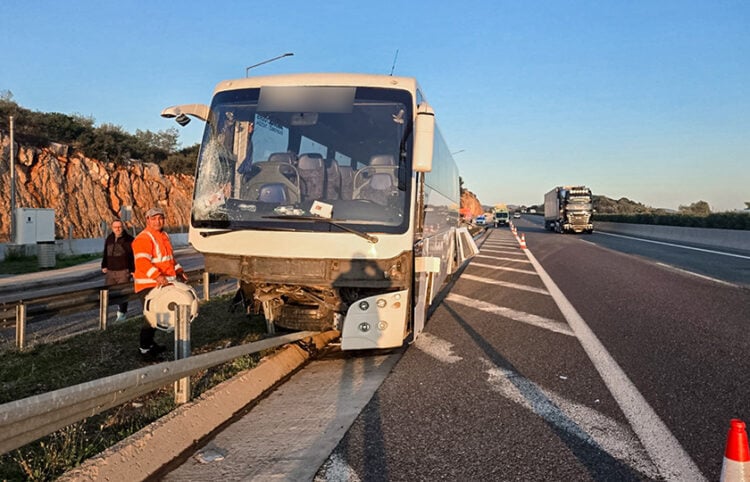 Το λεωφορείο που προσέκρουσε στις μπάρες στο ύψος της Υλίκης (φωτ.: Lamiareport.gr / Δημήτρης Κωνσταντόπουλος)
