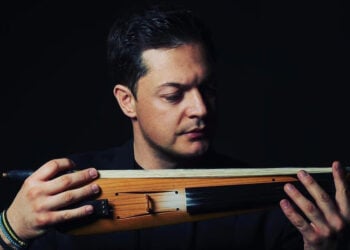 Ο Ματθαίος Τσαχουρίδης με τη λύρα του (φωτ.: Facebook / Ματθαίος Τσαχουρίδης / Matthaios Tsahouridis)