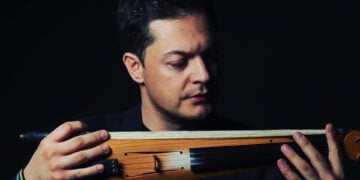 Ο Ματθαίος Τσαχουρίδης με τη λύρα του (φωτ.: Facebook / Ματθαίος Τσαχουρίδης / Matthaios Tsahouridis)