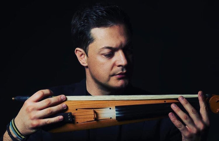 Ο Ματθαίος Τσαχουρίδης με τη λύρα του (φωτ.: Facebook / Ματθαίος Τσαχουρίδης / Matthaios Tsahouridis)