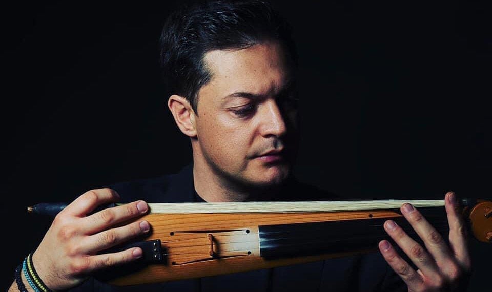 Ο Ματθαίος Τσαχουρίδης με τη λύρα του (φωτ.: Facebook / Ματθαίος Τσαχουρίδης / Matthaios Tsahouridis)