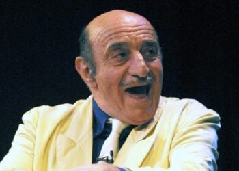 O Kώστας Τσάκωνας στην πρεμιέρα της επιθεώρησης «ΠΑΣΟΚ μου σόρι» στο θέατρο Περοκέ, το 2003 (φωτ.: EUROKINISSI / Βάιος Χάσιαλης)