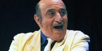 O Kώστας Τσάκωνας στην πρεμιέρα της επιθεώρησης «ΠΑΣΟΚ μου σόρι» στο θέατρο Περοκέ, το 2003 (φωτ.: EUROKINISSI / Βάιος Χάσιαλης)