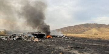 Φωτιά στα συντρίμμια του αεροσκάφους αφού έχει συντριβεί (φωτ.: Χ/Yusuf Alak)