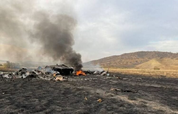 Φωτιά στα συντρίμμια του αεροσκάφους αφού έχει συντριβεί (φωτ.: Χ/Yusuf Alak)