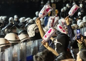 Οι διαδηλωτές κραδαίνουν… μαλλί της γριάς, σε ένα διαφορετικό είδος διαμαρτυρίας, εναντίον των αστυνομικών στη διάρκεια πορείας στην πλατεία Ταξίμ, μπροστά από το δημαρχείο της Κωνσταντινούπολης τον περασμένο Μάρτιο (φωτ.: EPA/Erdem Sahin)