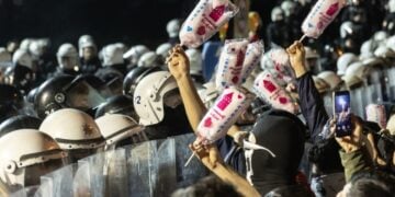 Οι διαδηλωτές κραδαίνουν… μαλλί της γριάς, σε ένα διαφορετικό είδος διαμαρτυρίας, εναντίον των αστυνομικών στη διάρκεια πορείας στην πλατεία Ταξίμ, μπροστά από το δημαρχείο της Κωνσταντινούπολης τον περασμένο Μάρτιο (φωτ.: EPA/Erdem Sahin)