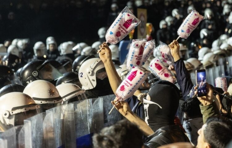 Οι διαδηλωτές κραδαίνουν… μαλλί της γριάς, σε ένα διαφορετικό είδος διαμαρτυρίας, εναντίον των αστυνομικών στη διάρκεια πορείας στην πλατεία Ταξίμ, μπροστά από το δημαρχείο της Κωνσταντινούπολης τον περασμένο Μάρτιο (φωτ.: EPA/Erdem Sahin)