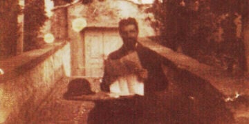 Ο Παναγιώτης Τζουλιάδης στο σπίτι του παππού του Παναγιώτη Κακουλίδη στην Τραπεζούντα (πηγή: Μουσείο Επιτροπής Ποντιακών Μελετών / Δωρήτρια: Αθηνά Μακρίδου-Καλλιγά)