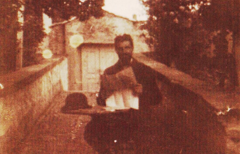 Ο Παναγιώτης Τζουλιάδης στο σπίτι του παππού του Παναγιώτη Κακουλίδη στην Τραπεζούντα (πηγή: Μουσείο Επιτροπής Ποντιακών Μελετών / Δωρήτρια: Αθηνά Μακρίδου-Καλλιγά)