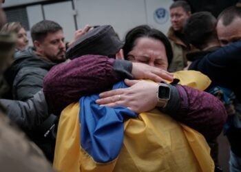 Ουκρανή αγκαλιάζει τον γιο της, μετά από ανταλλαγή αιχμαλώτων με τη Ρωσία τον περασμένο Οκτώβριο (φωτ.: EPA/Maria Senovilla)