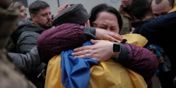 Ουκρανή αγκαλιάζει τον γιο της, μετά από ανταλλαγή αιχμαλώτων με τη Ρωσία τον περασμένο Οκτώβριο (φωτ.: EPA/Maria Senovilla)