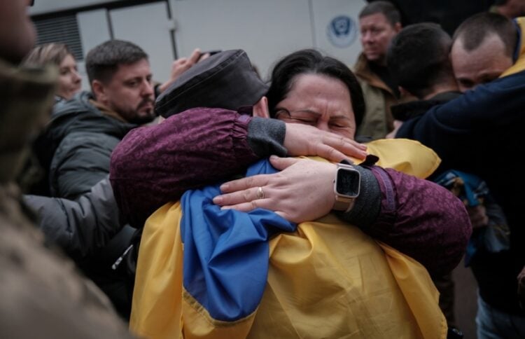 Ουκρανή αγκαλιάζει τον γιο της, μετά από ανταλλαγή αιχμαλώτων με τη Ρωσία τον περασμένο Οκτώβριο (φωτ.: EPA/Maria Senovilla)