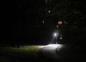 Ουκρανός περπατά με τον φακό του κινητού τηλεφώνου στη διάρκεια πολύωρης διακοπής ρεύματος στο Κίεβο. Η κοινή γνώμη είναι εξοργισμένη με το σκάνδαλο διαφθοράς στον ενεργειακό τομέα, δεδομένων των προβλημάτων στην ηλεκτροδότηση λόγω του πολέμου με τη Ρωσία (φωτ.: EPA/Sergey Dolzhenko)