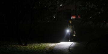 Ουκρανός περπατά με τον φακό του κινητού τηλεφώνου στη διάρκεια πολύωρης διακοπής ρεύματος στο Κίεβο. Η κοινή γνώμη είναι εξοργισμένη με το σκάνδαλο διαφθοράς στον ενεργειακό τομέα, δεδομένων των προβλημάτων στην ηλεκτροδότηση λόγω του πολέμου με τη Ρωσία (φωτ.: EPA/Sergey Dolzhenko)