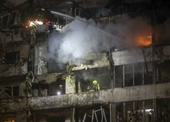 Ουκρανοί διασώστες επιχειρούν σε εννιαώροφη οικοδομή στο Κίεβο όπου χτύπησε ρωσικός πύραυλος το βράδυ της Δευτέρας, με αποτέλεσμα να σκοτωθούν τουλάχιστον έξι άνθρωποι και να τραυματιστούν δεκάδες (φωτ.: EPA/Maxym Marusenko)