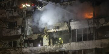 Ουκρανοί διασώστες επιχειρούν σε εννιαώροφη οικοδομή στο Κίεβο όπου χτύπησε ρωσικός πύραυλος το βράδυ της Τρίτης, με αποτέλεσμα να σκοτωθούν τουλάχιστον έξι άνθρωποι και να τραυματιστούν δεκάδες (φωτ.: EPA/Maxym Marusenko)