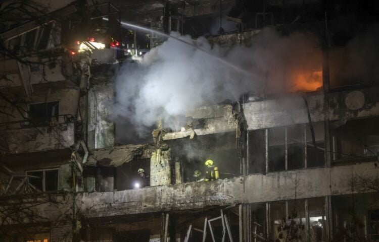 Ουκρανοί διασώστες επιχειρούν σε εννιαώροφη οικοδομή στο Κίεβο όπου χτύπησε ρωσικός πύραυλος το βράδυ της Δευτέρας, με αποτέλεσμα να σκοτωθούν τουλάχιστον έξι άνθρωποι και να τραυματιστούν δεκάδες (φωτ.: EPA/Maxym Marusenko)
